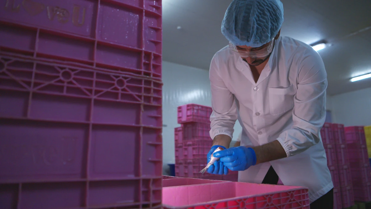 Un homme qui regarde des poduits dans des palettes en plastique