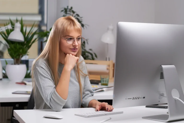 Une femme qui travaille devant son ordinateur