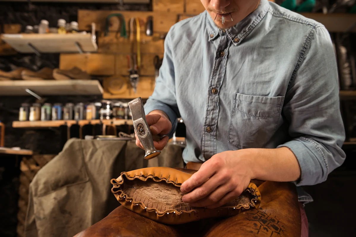 Un artisan qui répare une chaussure
