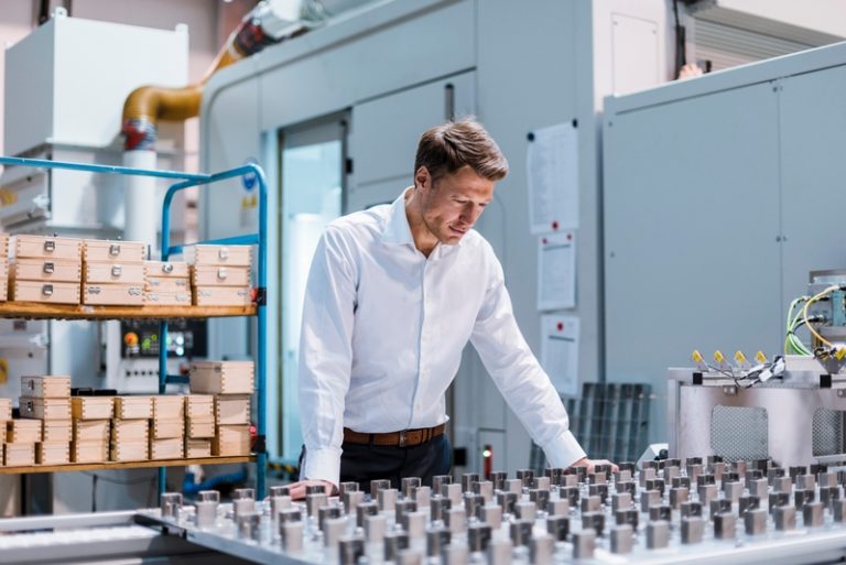 homme qui regarde les étiquettes de produits