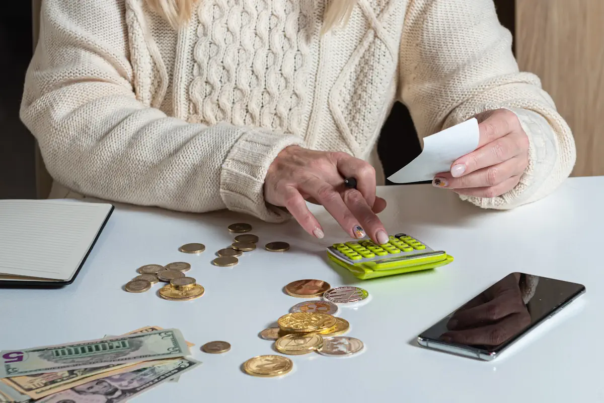 Une femme qui fait des calculs