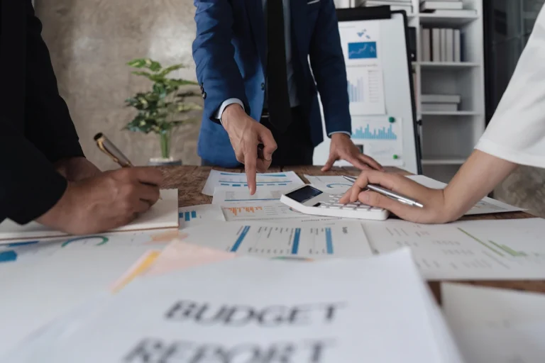 des personnes qui se réunissent en regardant différents documents