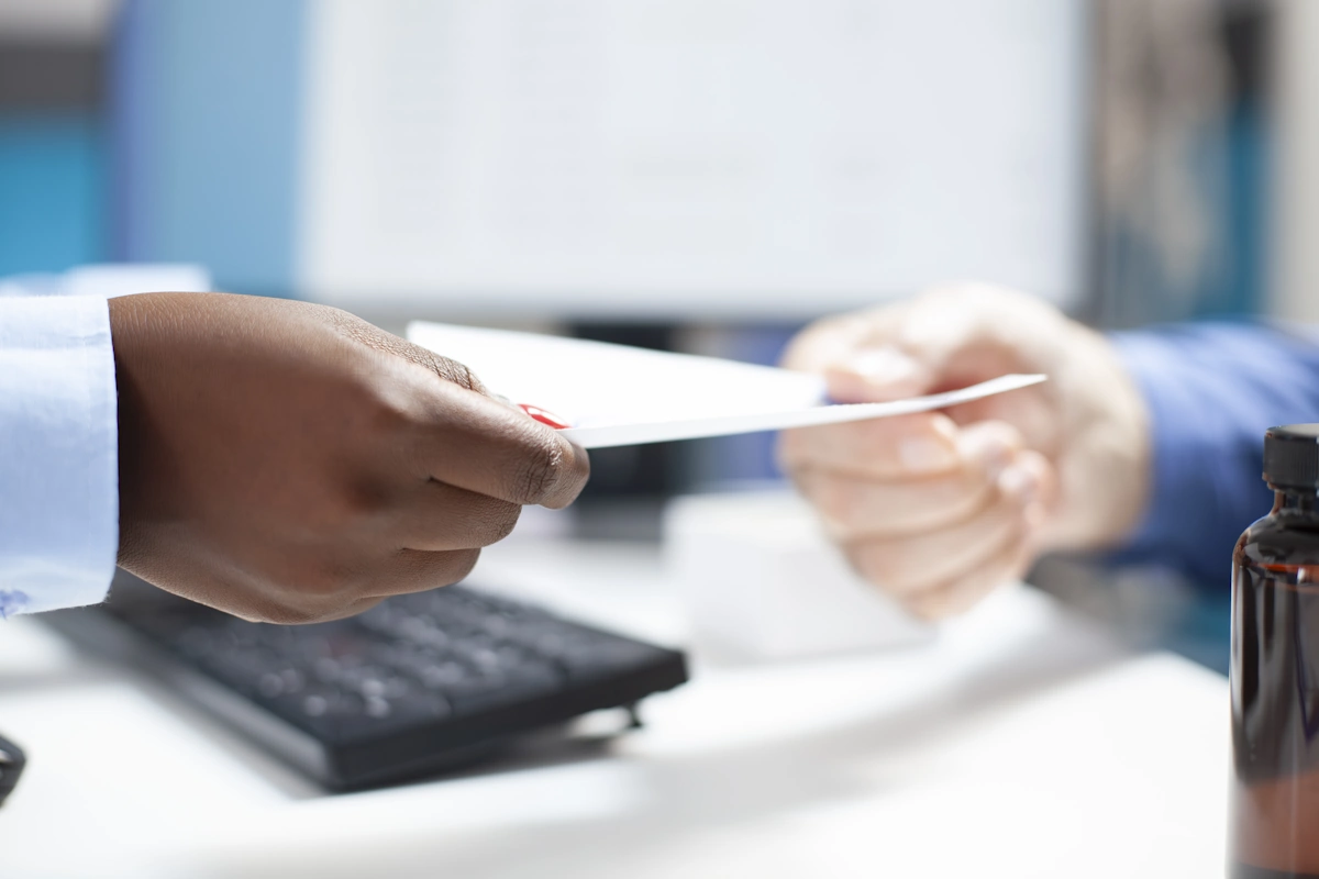 Un homme qui remet un document à un autre