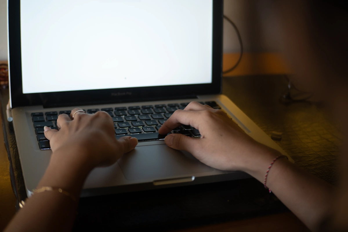 Une personne qui joue avec le clavier de votre ordinateur