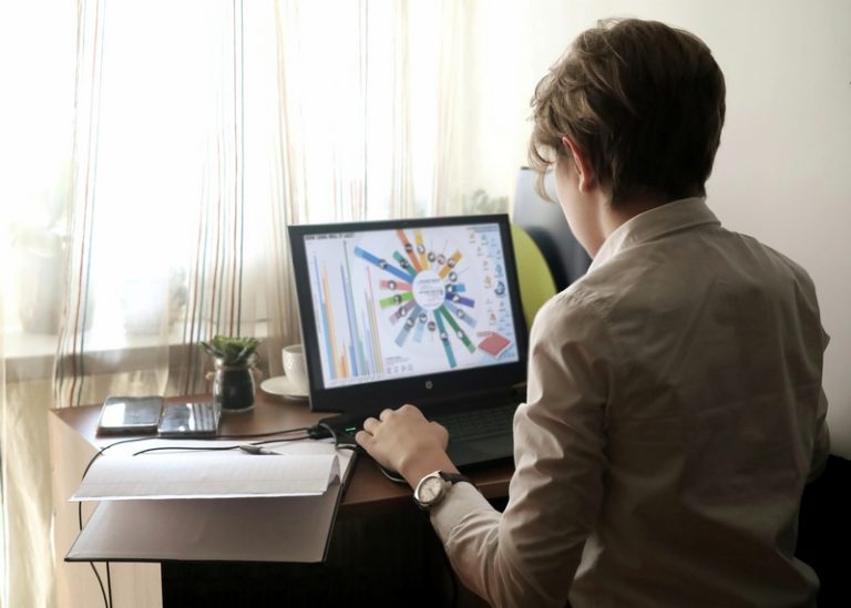 rh qui traite les paies avec un logiciel