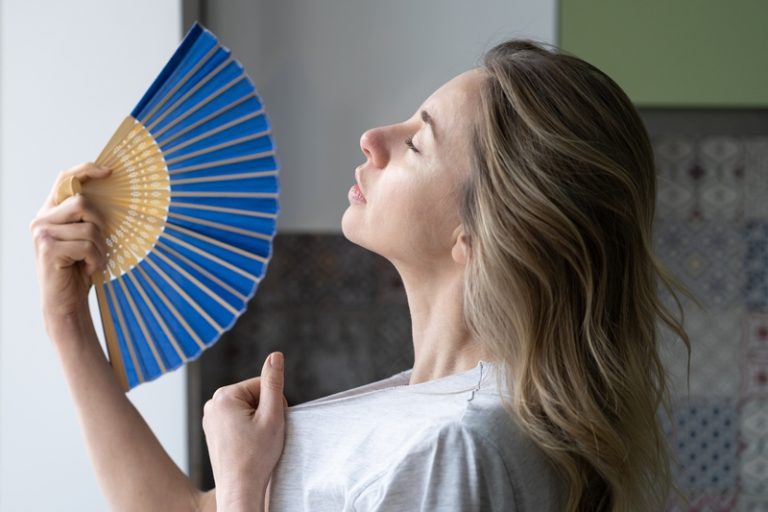 femme avec un éventail personnalisé